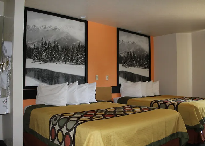 Super 8 By Wyndham Show 2*