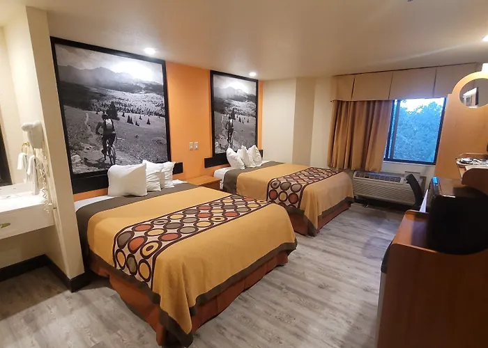 Super 8 By Wyndham Show 2*