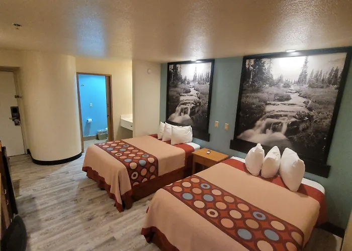 Super 8 By Wyndham Show Hotel 2*