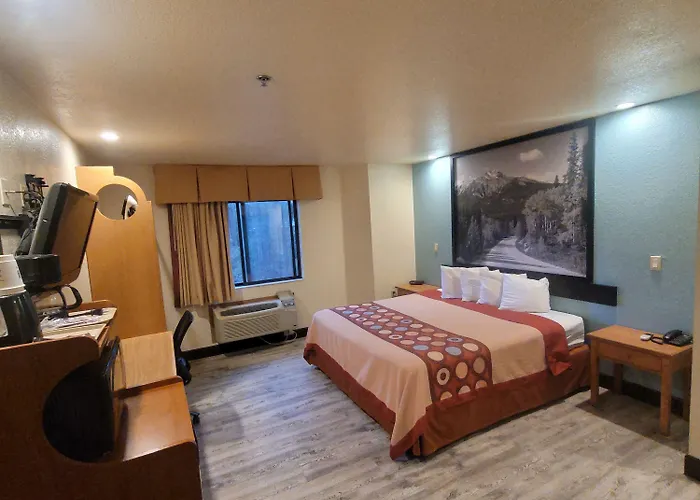 Hotel Super 8 By Wyndham Show