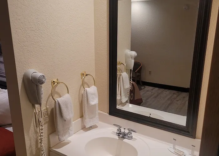 Super 8 By Wyndham Show Hotel