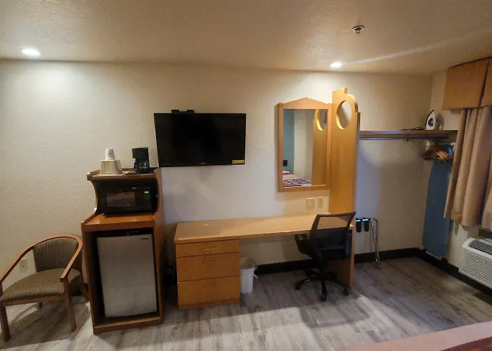 Super 8 By Wyndham Show Hotel 2*