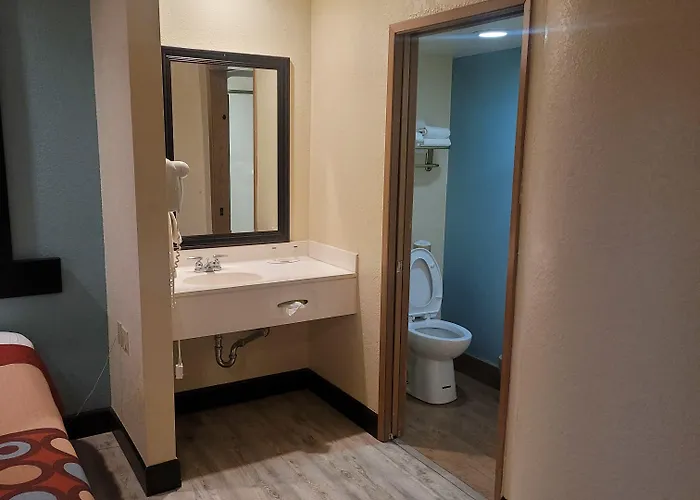 Hotel Super 8 By Wyndham Show
