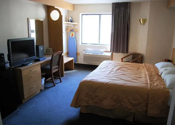 Super 8 By Wyndham Show Hotel 2*